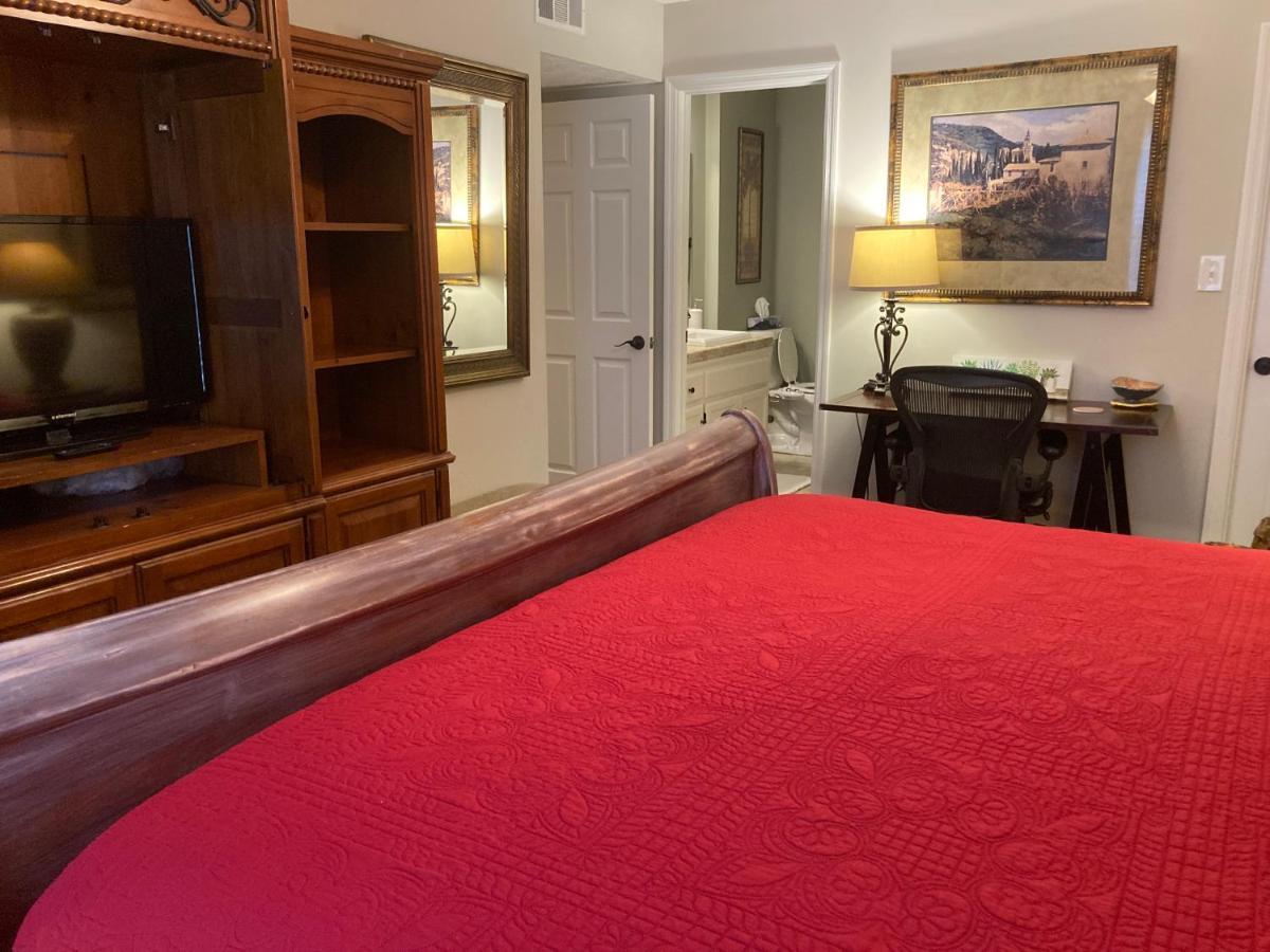 Spacious 3 Bedroom 2 Bath Close To Five-points In Apartment *