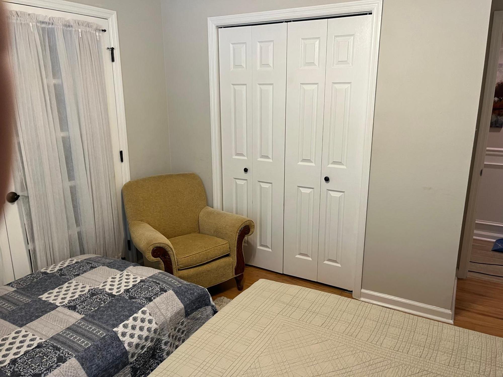 Spacious 3 Bedroom 2 Bath Close To Five-points In Apartment *